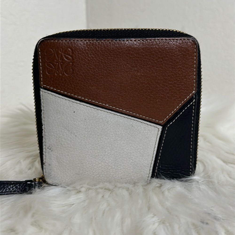 💯Authentic Loewe Compact Zipped Around wallet 🍀